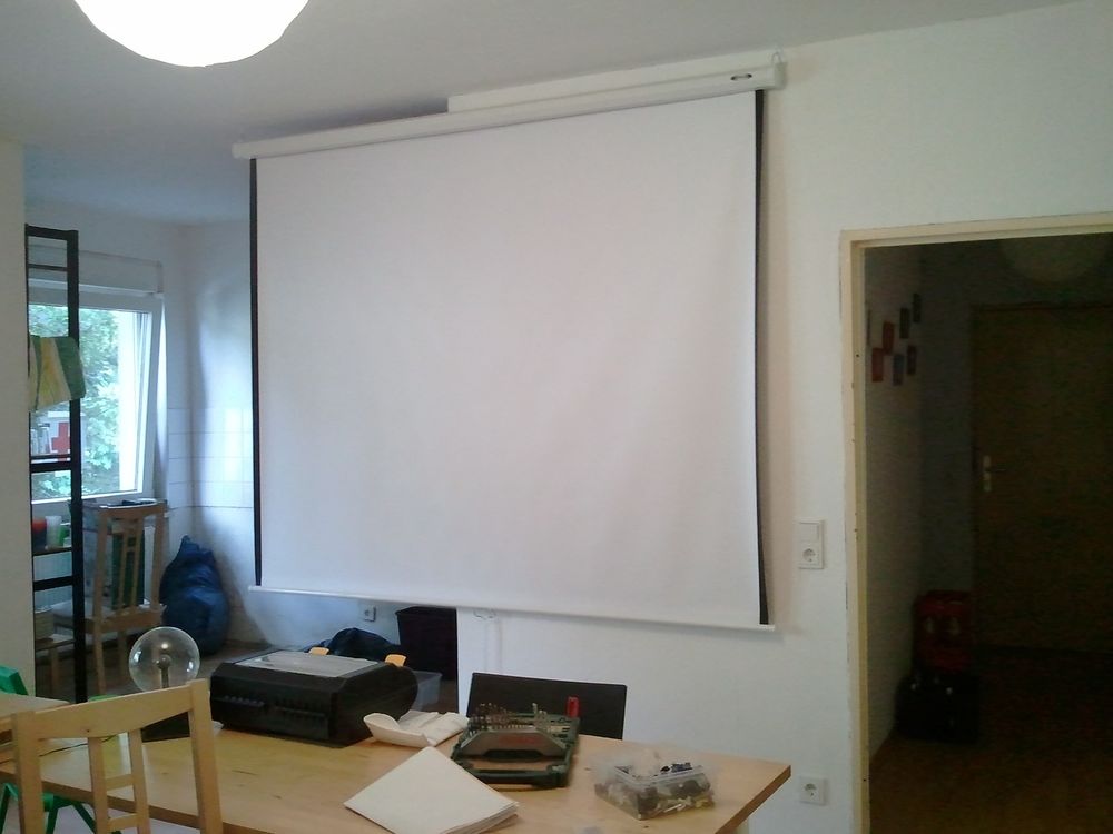 Beamer mit Leinwand Hacksaar Wiki